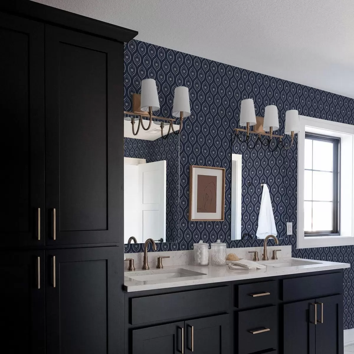 Pozadina Kontrastni motivi kapljica s cvijetom na tamnoplavoj pozadini a00977v1