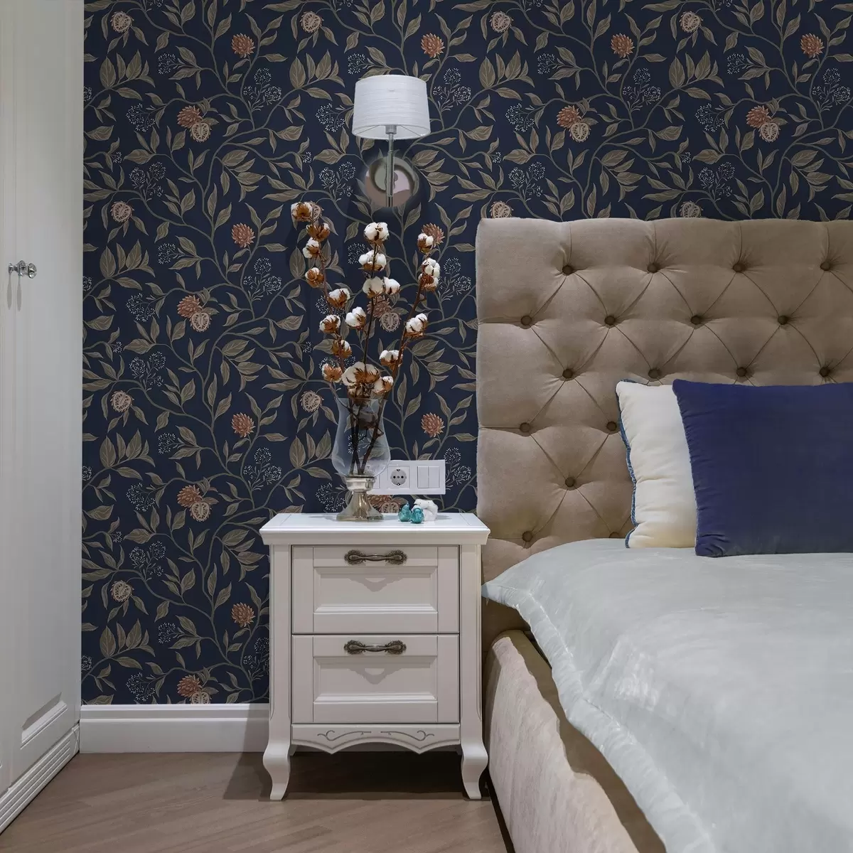 Pozadina Plavi vrt s granama, plodovima i sitnim cvjetovima a00959