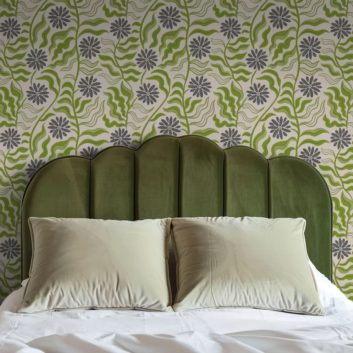 Pozadina Razigrane zelene tratinčice s valovitim lišćem na kremastoj pozadini a00998