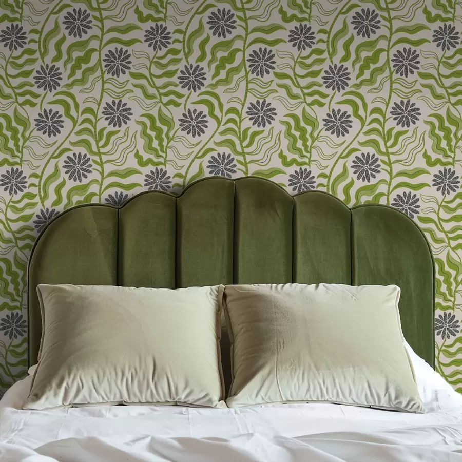 zidne murale Razigrane zelene tratinčice s valovitim lišćem na kremastoj pozadini a00998