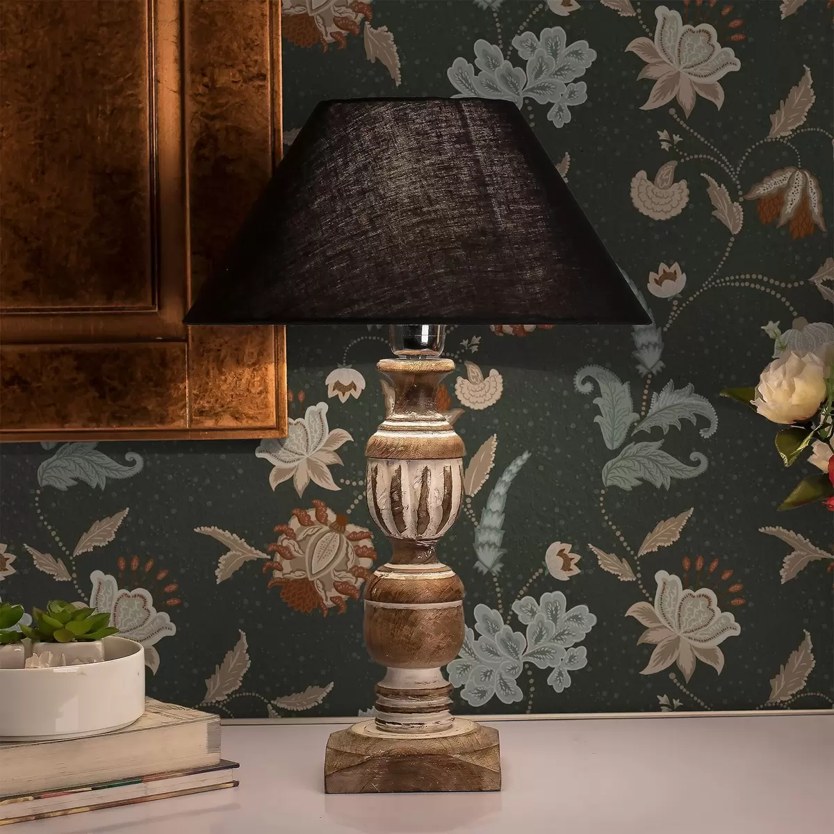 Pozadina Tamnozelena pozadina s ukrasnim cvijećem i lišćem a01086